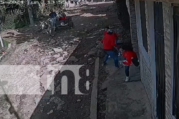 Foto: Dos mujeres fueron víctimas de un robo con violencia en el barrio Francisco Salazar, Managua. Las cámaras de seguridad los captaron/TN8 Foto: Dos mujeres fueron víctimas de un robo con violencia en el barrio Francisco Salazar, Managua. Las cámaras de seguridad los captaron/TN8