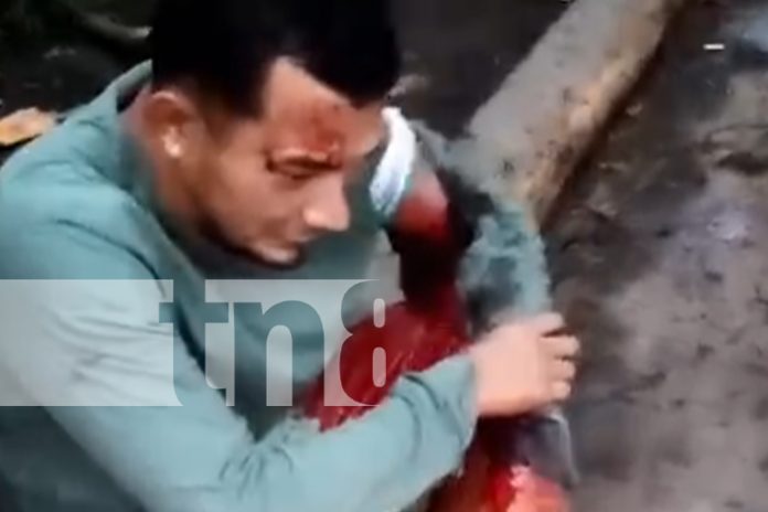 Foto: Joven de 25 años queda gravemente herido al quedar atrapado en la puerta de un autobús en Sábana Grande, Managua /TN8 Foto: Joven de 25 años queda gravemente herido al quedar atrapado en la puerta de un autobús en Sábana Grande, Managua /TN8