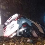 Milagro en Granada: ¡La camioneta aterriza en el cauce, pero el conductor sale caminando! Foto: ¡Milagro en Granada! Conductor ebrio cae en un cauce en el barrio "El Cañalito" y sale ileso. Gracias a los bomberos por el rápido rescate/TN8