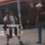 Plaza Inter: La disputa entre caponeros y taxistas se convierte en un «ring de boxeo» Foto:Managua Caos en Plaza Inter: Caponeros y taxistas se enfrentan por pasajeros, generando desorden en la parada de autobuses/TN8