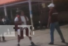 Plaza Inter: La disputa entre caponeros y taxistas se convierte en un «ring de boxeo» Foto:Managua Caos en Plaza Inter: Caponeros y taxistas se enfrentan por pasajeros, generando desorden en la parada de autobuses/TN8