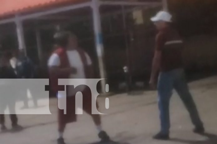 Foto:Managua Caos en Plaza Inter: Caponeros y taxistas se enfrentan por pasajeros, generando desorden en la parada de autobuses/TN8 Foto:Managua Caos en Plaza Inter: Caponeros y taxistas se enfrentan por pasajeros, generando desorden en la parada de autobuses/TN8