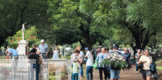 Foto: Familias nicaragüenses se acercan a los cementerios de la ciudad/TN8