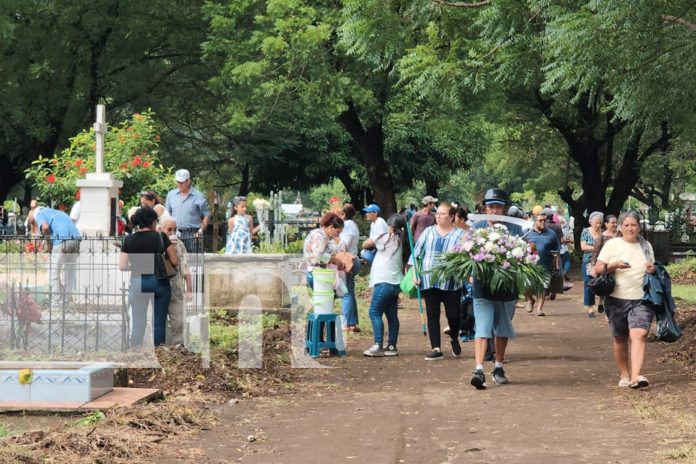 Foto: Familias nicaragüenses se acercan a los cementerios de la ciudad/TN8 Foto: Familias nicaragüenses se acercan a los cementerios de la ciudad/TN8