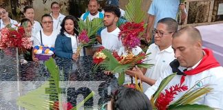 Foto: depositan ofrendas florales en las tumbas de los héroes/TN8