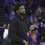 Embiid confronta verbalmente y empuja a reportero de Filadelfia Joel Embiid intercambia palabras con periodista en Filadelfia