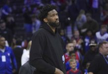 Embiid confronta verbalmente y empuja a reportero de Filadelfia Joel Embiid intercambia palabras con periodista en Filadelfia