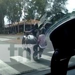 ¡El motorizado más animal de Managua!: Se tira el rojo y en «caballito» (VIDEO) Foto: Infracción y estupidez humana de un motociclista en Managua / TN8