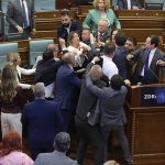 Se arma un «bochinche» en pleno Parlamento de Serbia (VIDEO) Foto: Se arma un "bochinche" en pleno Parlamento de Serbia (VIDEO) /Cortesía