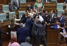Se arma un «bochinche» en pleno Parlamento de Serbia (VIDEO) Foto: Se arma un "bochinche" en pleno Parlamento de Serbia (VIDEO) /Cortesía