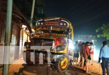 Camioneta invade carril, bus choca con poste: Aparatoso accidente en Bilwi Foto: Aparatoso choque de tránsito en el barrio Loma Verde, Bilwi / TN8