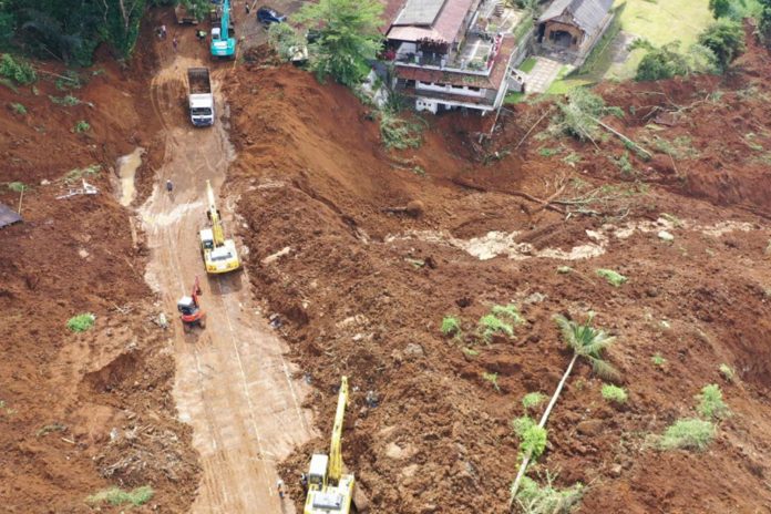 Foto: 20 muertos por deslizamientos de tierra en Indonesia /Cortesía Foto: 20 muertos por deslizamientos de tierra en Indonesia /Cortesía
