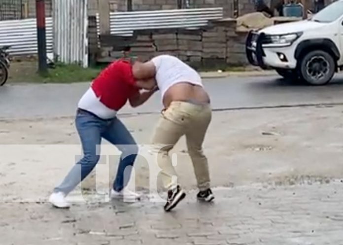 Foto: Captan a dos conductores de buses en Jalapa, Nueva Segovia, protagonizando tremenda pelea / TN8 Foto: Captan a dos conductores de buses en Jalapa, Nueva Segovia, protagonizando tremenda pelea / TN8