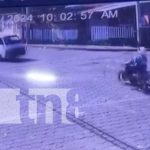 Le dio un «piquito» a la muerte: Asombroso video de un motorizado en Managua Foto: Motociclista se salva de morir al casi chocar con un vehículo en Managua / TN8