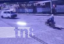 Le dio un «piquito» a la muerte: Asombroso video de un motorizado en Managua Foto: Motociclista se salva de morir al casi chocar con un vehículo en Managua / TN8
