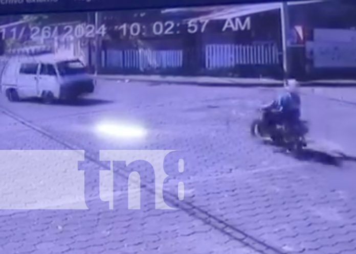 Foto: Motociclista se salva de morir al casi chocar con un vehículo en Managua / TN8 Foto: Motociclista se salva de morir al casi chocar con un vehículo en Managua / TN8