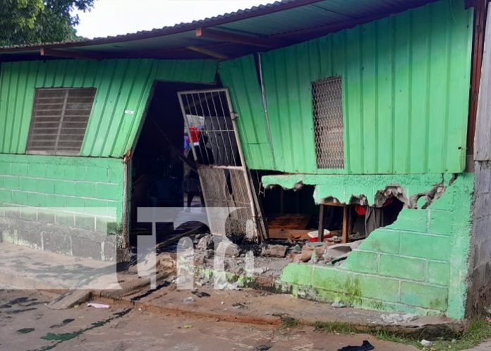 Foto: Camión se estrella con una vivienda en San Luis / TN8 Foto: Camión se estrella con una vivienda en San Luis / TN8