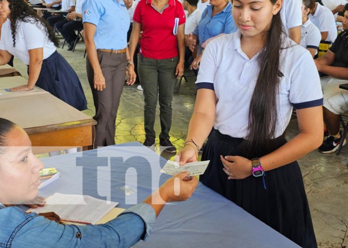 Foto: Bonos a bachilleres del Instituto Enrique Flores Guevara / TN8 Foto: Bonos a bachilleres del Instituto Enrique Flores Guevara / TN8