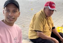 Ser viral con propósito: Sigan el ejemplo de La Juan Pablo esta Navidad Foto: La Juan Pablo apoyando a un abuelo en Managua / TN8