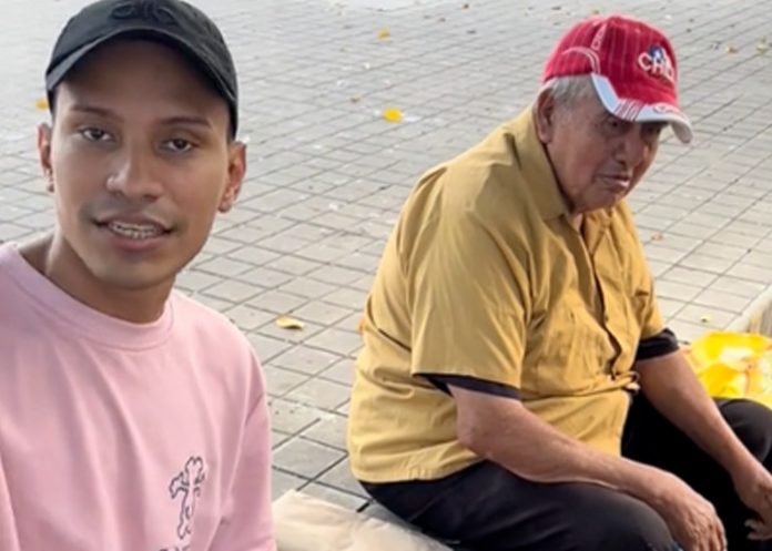 Foto: La Juan Pablo apoyando a un abuelo en Managua / TN8 Foto: La Juan Pablo apoyando a un abuelo en Managua / TN8