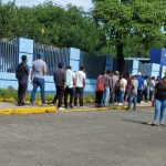 Largas filas en Tránsito Nacional: Nadie quiere ir preso y quedarse sin licencia Foto: Filas en las oficinas de Tránsito Nacional