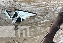 Imprudencia al cruzar un río en Rivas casi le cuesta la vida de una extranjera (VIDEO) Foto: Imprudencia captada en río de San Juan del Sur, Rivas / TN8