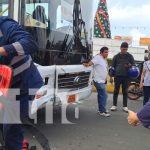 ¡Quedó grave! Chocó con carro y terminó debajo de un bus en Metrocentro Foto: Aparatoso accidente en la Rotonda de Metrocentro, Managua / TN8