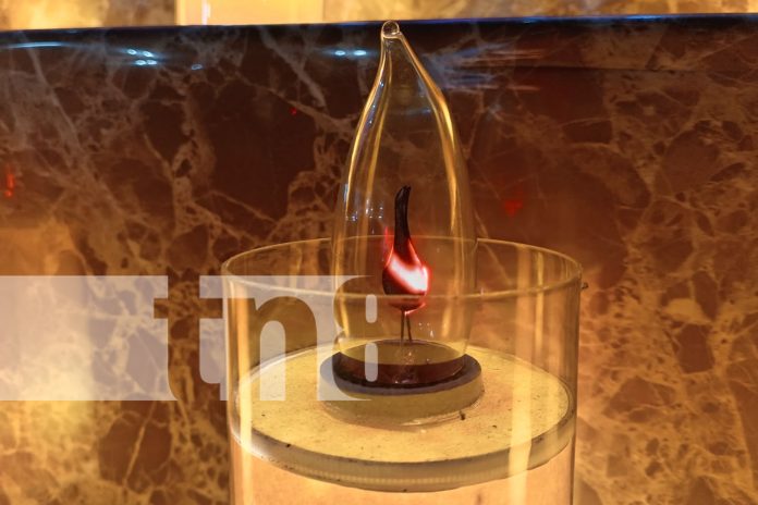 Foto: La Avenida Bolívar a Chávez se llena de fe y tradición con coloridos altares dedicados a la Virgen María. ¡Disfrutá este recorrido mágico! /TN8 Foto: La Avenida Bolívar a Chávez se llena de fe y tradición con coloridos altares dedicados a la Virgen María. ¡Disfrutá este recorrido mágico! /TN8