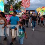 Familias disfrutan del ambiente festivo en la Avenida Bolívar a Chávez Foto: Familias disfrutan del ambiente festivo en la Avenida Bolívar a Chávez/TN8
