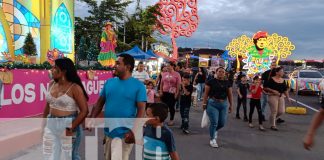 Foto: Familias disfrutan del ambiente festivo en la Avenida Bolívar a Chávez/TN8