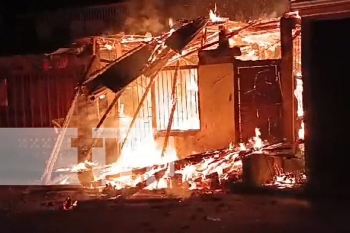 Foto: Incendio consume vivienda y taller de piñatas en El Puerto La Esperanza. Mala instalación eléctrica casi causa tragedia. /TN8 Foto: Incendio consume vivienda y taller de piñatas en El Puerto La Esperanza. Mala instalación eléctrica casi causa tragedia. /TN8