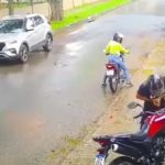 El robo viral: Cámaras graban el peor escape de ladrones en motocicleta Foto: El robo viral /cortesía