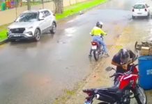 El robo viral: Cámaras graban el peor escape de ladrones en motocicleta Foto: El robo viral /cortesía