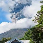«Tercer nivel de alerta» en Filipinas por erupción del volcán Canlaón Foto: El volcán Canlaón en Filipinas, lanzó una columna de ceniza/Cortesía