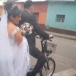 Recién casados se viralizan con su romántico paseo en bicicleta Foto: Amor de recién casados /cortesía