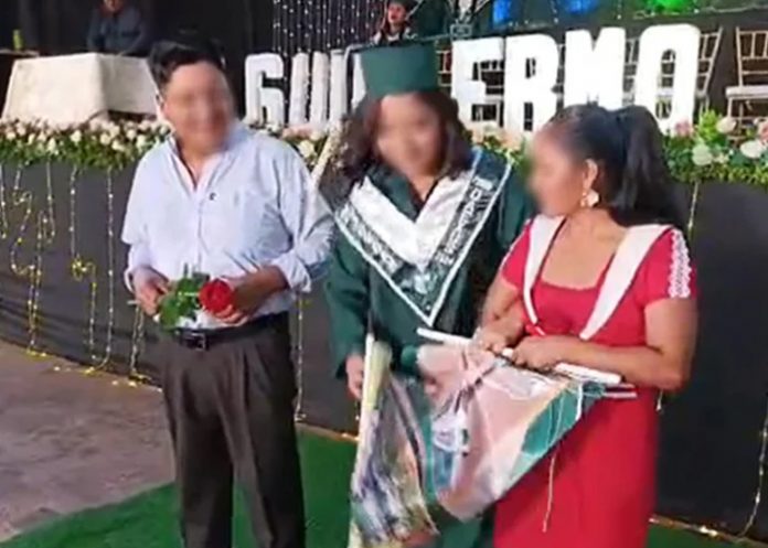 Foto: Escándalo en graduación /cortesía Foto: Escándalo en graduación /cortesía