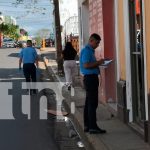¡Tremendo susto en Carazo! Delincuente irrumpe en farmacia mientras huía tras robo Foto: ¡Tremendo susto en Carazo! Delincuente irrumpe en farmacia mientras huía tras robo/TN8