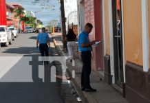 ¡Tremendo susto en Carazo! Delincuente irrumpe en farmacia mientras huía tras robo Foto: ¡Tremendo susto en Carazo! Delincuente irrumpe en farmacia mientras huía tras robo/TN8
