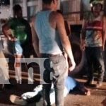 Impacto fatal evitado: Motociclista y pasajero sobreviven a choque en Bluefields Foto: Accidente en Bluefields : Motociclista y acompañante sobreviven tras impactar con un volquete estacionado sin señalización./TN8