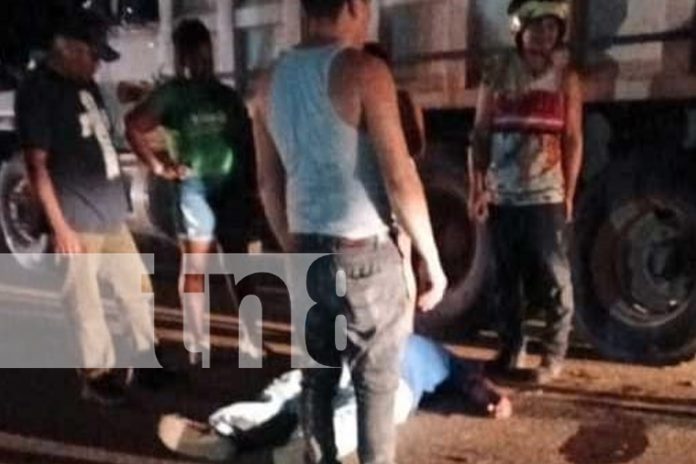 Foto: Accidente en Bluefields : Motociclista y acompañante sobreviven tras impactar con un volquete estacionado sin señalización./TN8 Foto: Accidente en Bluefields : Motociclista y acompañante sobreviven tras impactar con un volquete estacionado sin señalización./TN8