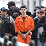 Luigi Mangione es trasladado a Nueva York para comparecer ante un tribunal Foto: Trasladan al acusado del asesinato de CEO de UnitedHealthcare /Cortesía