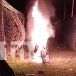 Motociclista pierde su medio de transporte luego que este ardiera en llamas en Jalapa Foto: Motociclista pierde su medio de transporte luego que este ardiera en llamas en Jalapa/TN8