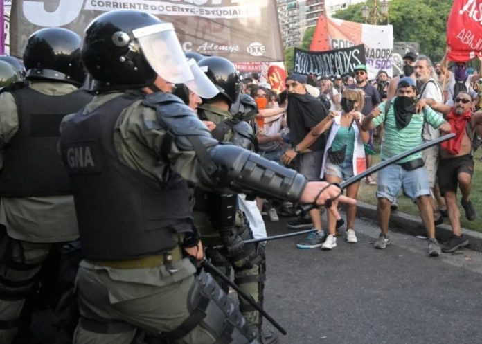 Foto: Represión en Argentina /cortesía Foto: Represión en Argentina /cortesía