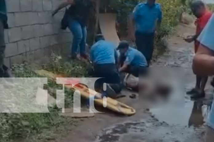 Foto: Terrible accidente en Chinandega: un hombre de 43 años recibe una descarga eléctrica mientras instalaba perlines./TN8 Foto: Terrible accidente en Chinandega: un hombre de 43 años recibe una descarga eléctrica mientras instalaba perlines./TN8