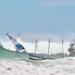 Fuerte oleaje en el norte de Perú deja a pescadores atrapados Foto: Efectivos de la Policía Nacional del Perú/Cortesía