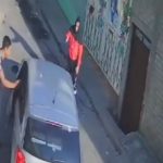 A punta de pistola roban carro a plena luz del día en México Foto: Inseguridad en México /cortesía