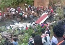Tragedia en Etiopía: 71 muertos al caer un camión con pasajeros a un río Foto: Mueren 71 personas en accidente de carretera en Etiopía /Cortesía