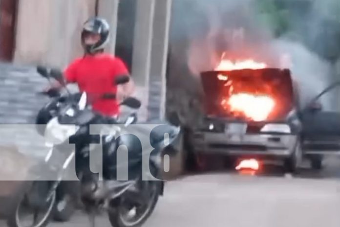 2 Foto: Vehículo se incendia en cuestión de segundos y queda reducido a Chatarra en Carazo/TN8