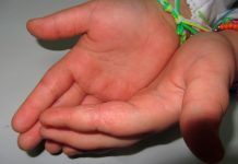 Padres arrestados por negligencia tras muerte de su hija en un armario Foto: Padres acusados de negligencia infantil/Cortesía