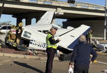 4 heridos deja el desplome de una avioneta en plena autopista de Texas Foto: Avioneta se estrella en una autopista de Texas /Cortesía